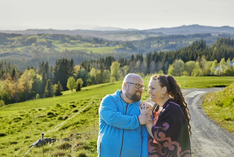 KOSELIG: – Vi stortrives i Snertingdal, forteller Hege og Cato. De ble tatt vel imot i bygda.
