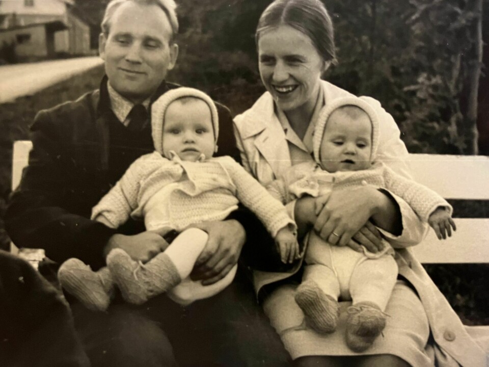 FAMILIEIDYLL: Pappa Øivind med Aune og mamma Kari med Vebjørn. Bildet er tatt på Vollen i Asker høsten 1966.