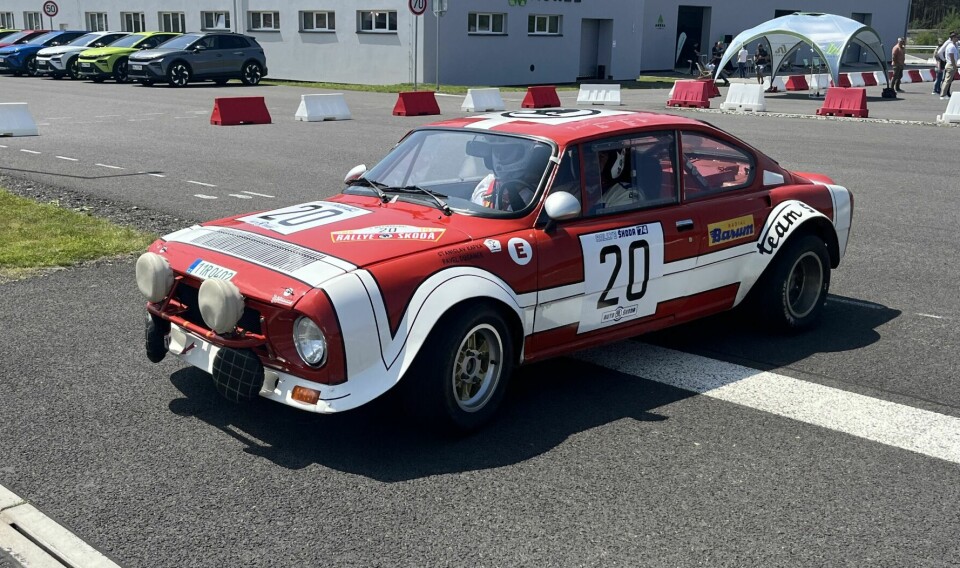 FØRSTE SKODA RS: Skoda 200 RS fra 1974, forgjengeren til 130 RS. Toliters motor på 160 hester og femtrinnskasse fra Porsche. Med en vekt på kun 800 kilo var den god for hastigheter opp mot 240 km/t. Debuterte i IDA Rally i Tsjekkoslovakia i mai 1974. Finnes kun to eksemplarer av bilen.