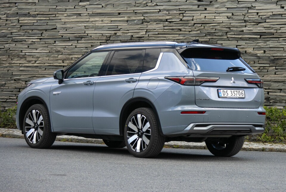 KLEDELIG: Fra siden og bakfra har Outlander tradisjonelle og rene SUV-linjer.