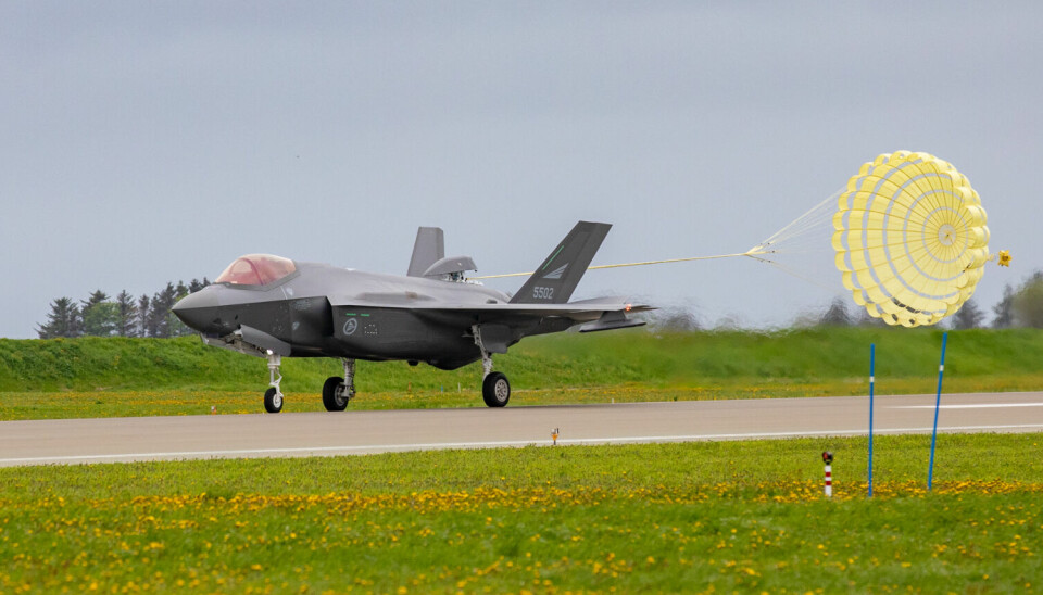UTLØST: Et norsk F-35-fly løser ut bremseskjermen etter landing.