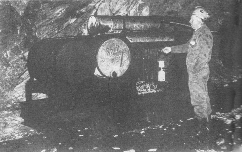 LOKOMOTIVET I 1987: Bildet som forfatteren Vatle tok av det gamle lokomotivet i 1987, viser at det den gang sto på egne hjul.