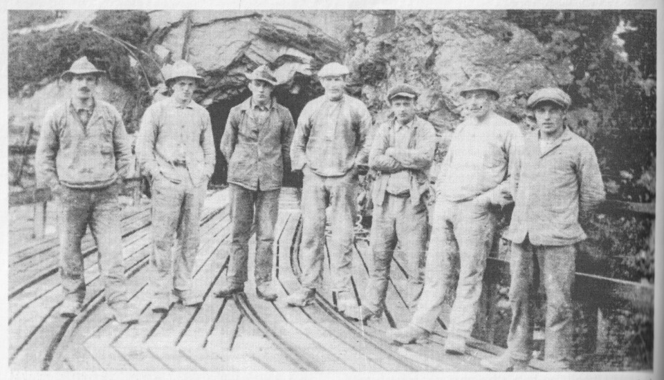 GRUVEARBEIDERE: Bildet er tatt rundt 1920, og viser et av arbeidslagene utenfor inngangen til gruvesystemet.