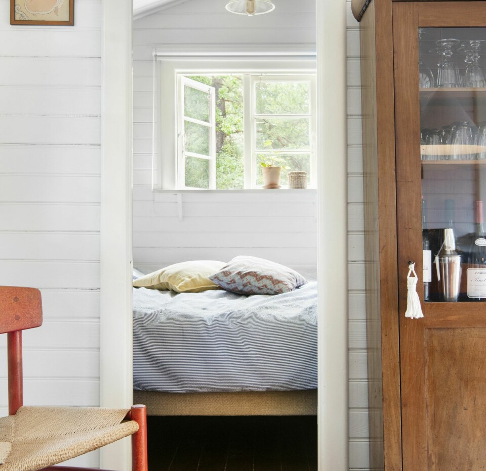GODT UTNYTTET: Selv om huset er på kun 38 kvadratmeter, har det også et lite soverom hvor det akkurat er plass til en seng. Skapet er et loppisfunn, og taklampen er funnet på en gjenbruksstasjon og renovert.