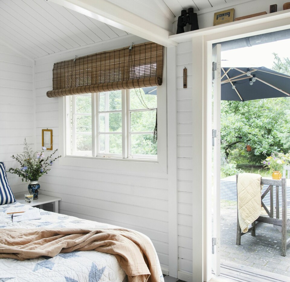 I et hjørne av det lille huset har paret laget en hyggekrok. De har valgt en boksmadrass i stedet for en sofa, så det er plass til å ligge og lese eller se film, samtidig som den kan fungere som en ekstra soveplass når de har mange gjester.