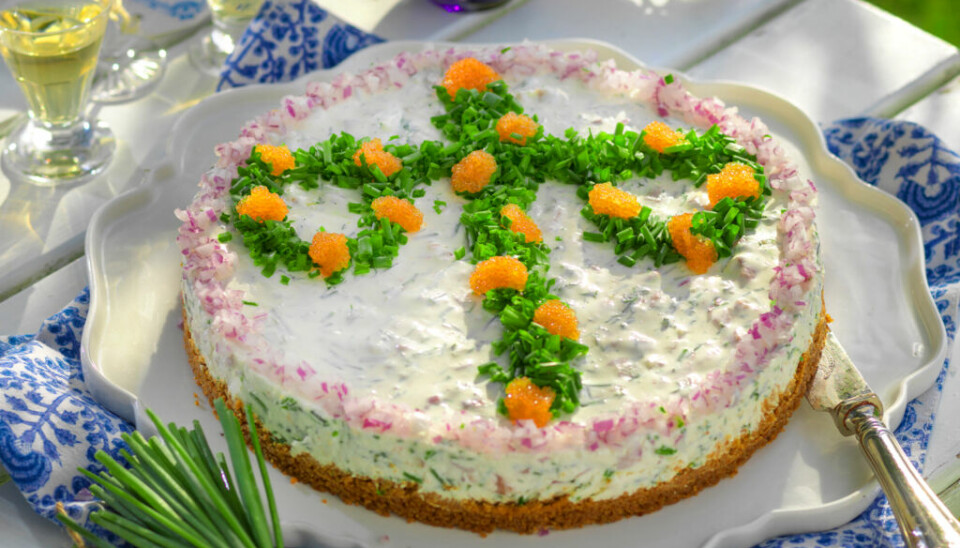 SVENSK SILDEKAKE: Denne matkaken med matjessild liker våre svenske venner å bake til midsommer-feiringen.
