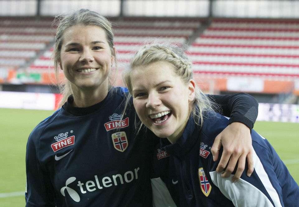 FOTBALLSØSTRE: Andrine Stolsmo Hegerberg er ekspert under fotball-EM, men kommenterer ikke Norges kamper – lillesøster Ada (t.h.) er nemlig kaptein på laget. Bildet er fra 2017 hvor begge søstrene var på landslaget.