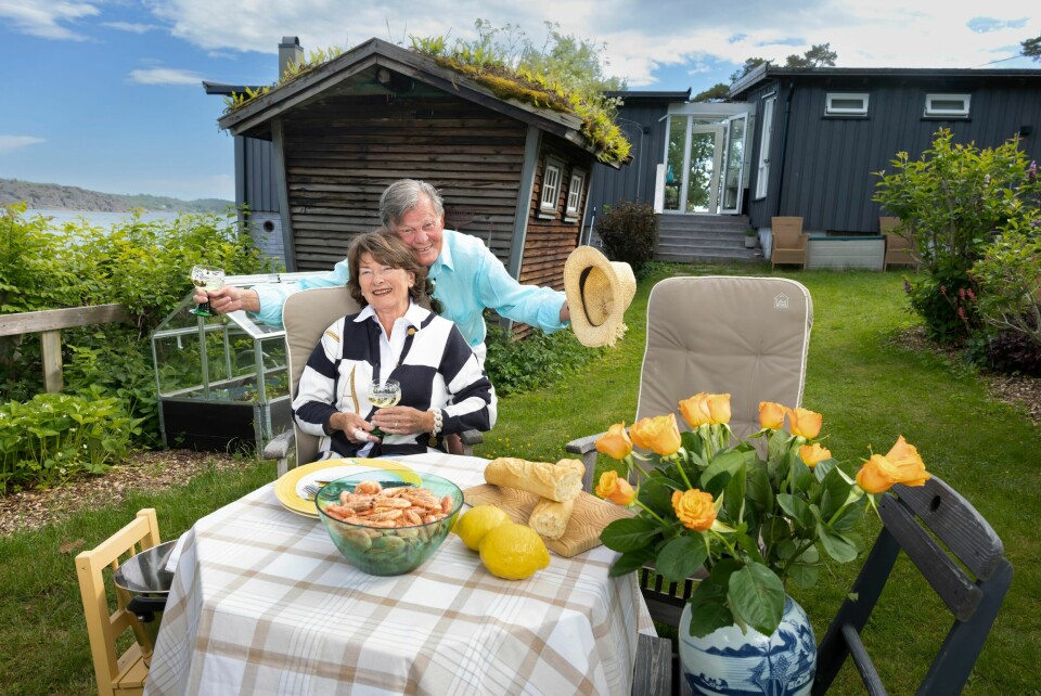 SOMMERIDYLL: Parets hytte kan skilte med stor hage og egen strandlinje ved Viksfjorden. Den har vært i familiens eie siden litt etter andre verdenskrig, før de kjøpte ut Anders' brødre i 2008.