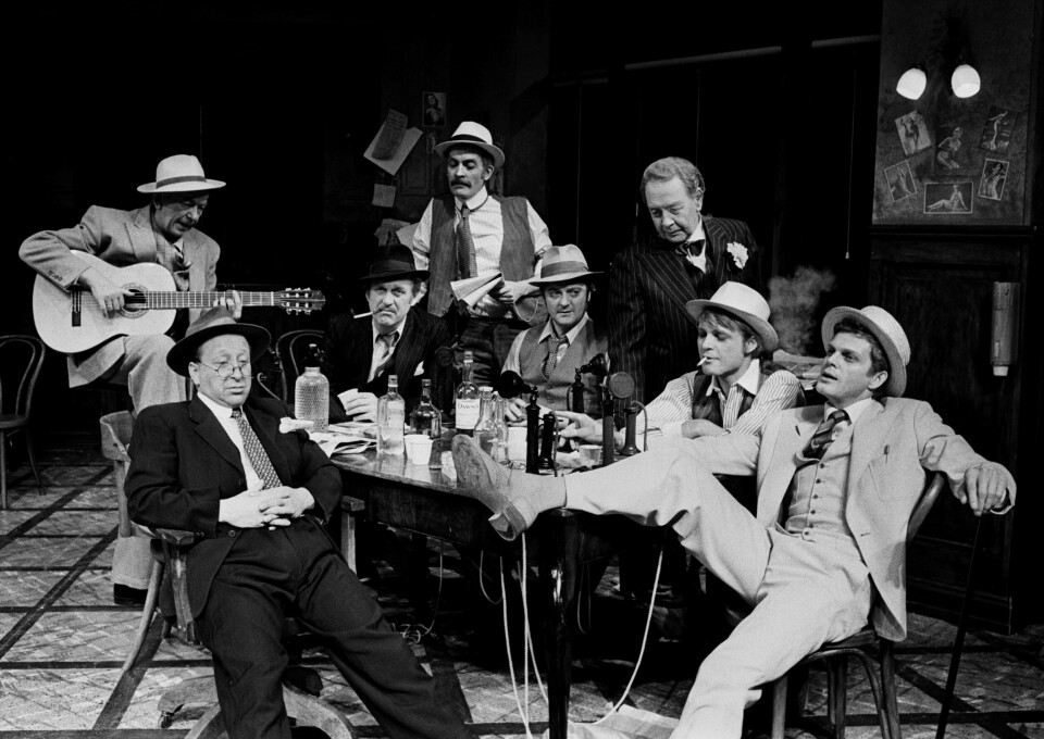 DEN GANG DA: Skuespilleren har hatt en variert karriere på scenen, TV og film. Her er Anders nederst til høyre i 1978 i teaterstykket «Stopp pressen».