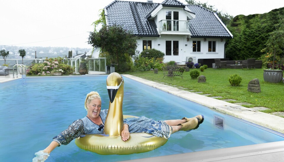 IDYLL: – Jeg trives med en dukkert i bassenget, men om morgenen starter jeg dagen med en svømmetur i fjorden, sier Björg Thorhallsdottir foran villaen på Ormøya ved Oslofjorden.