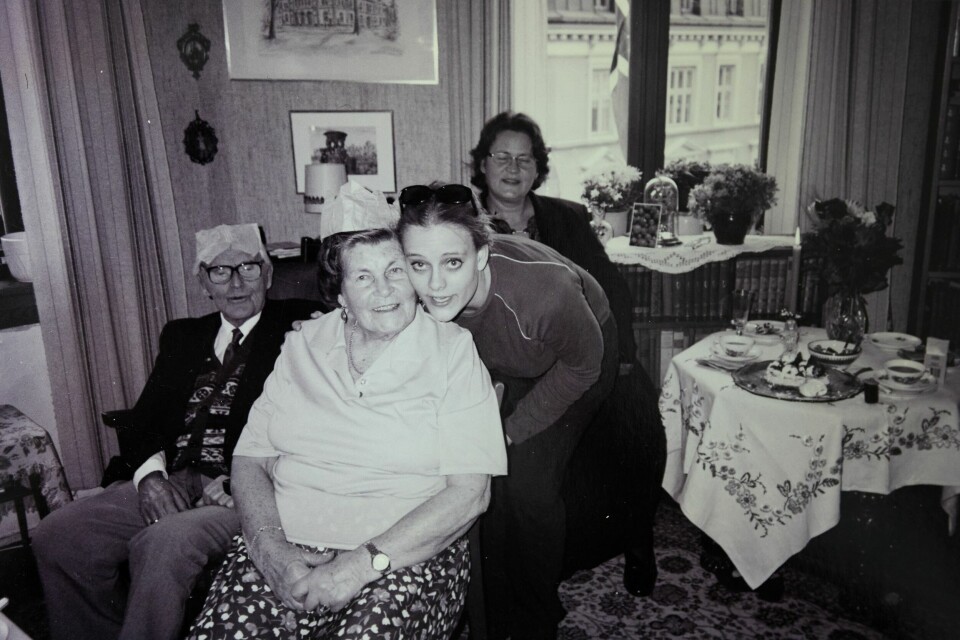 GENERASJONSTREFF: Mormor Bobbo, morfar Arne Otto, tante Lisa (bak) og Henriette i Schøningsgate i Oslo.