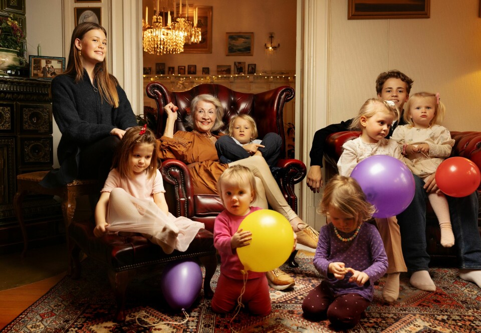 FIN FLOKK: Inger Wilberg flankert av oldebarna hjemme i Thomles gate i Oslo. Fra venstre: Sara, Selma, Michael (i Ingers fang), Anne Sofie, Maja, Bonnie og Ameli. Gustav, gutten bak, er bonusoldebarn og «stand-in» for Lilly, som dessverre ikke kunne være med.