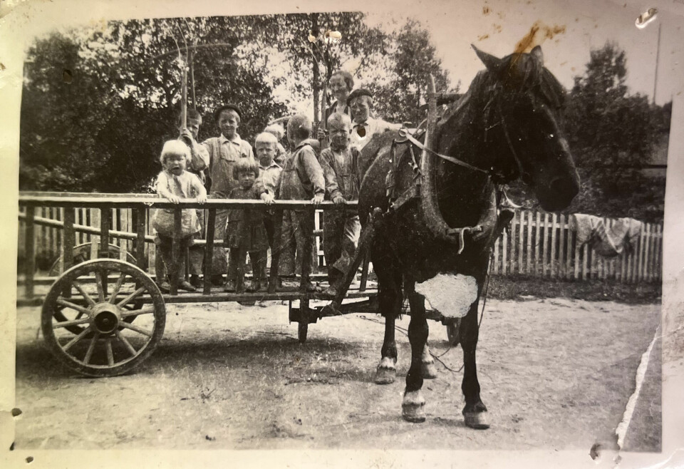 BARNDOMSBILDE: Inger er den minste jenta midt i ungeflokken som står på hestekjerra. Bildet er tatt tidlig på 1930-tallet.