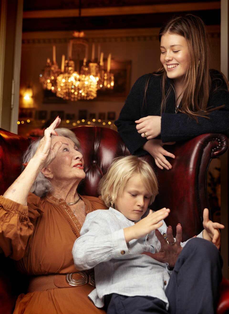 PÅ BØLGELENGDE: 83 år skiller oldemor Inger og det eldste oldebarnet, 13 år gamle Sara. Men de er gode venner, og seg imellom kan de snakke om alt.