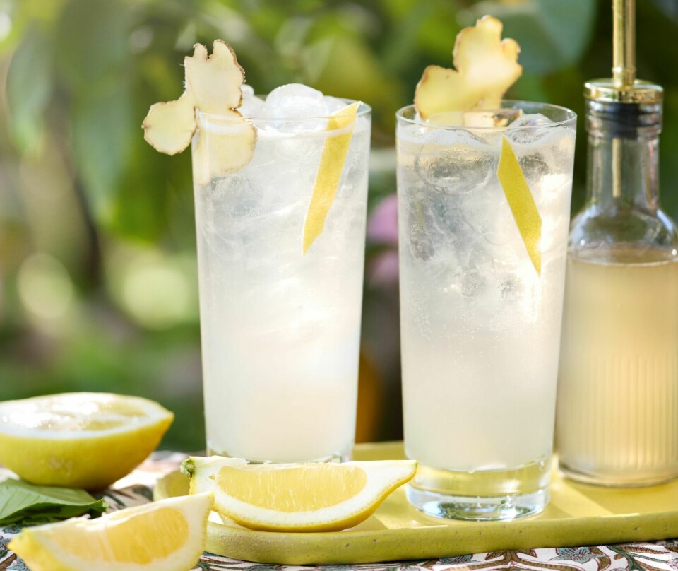 FRISK OG LESKENDE: Sommerdrink med sitron og ingefær. Oppskriften finner du under.