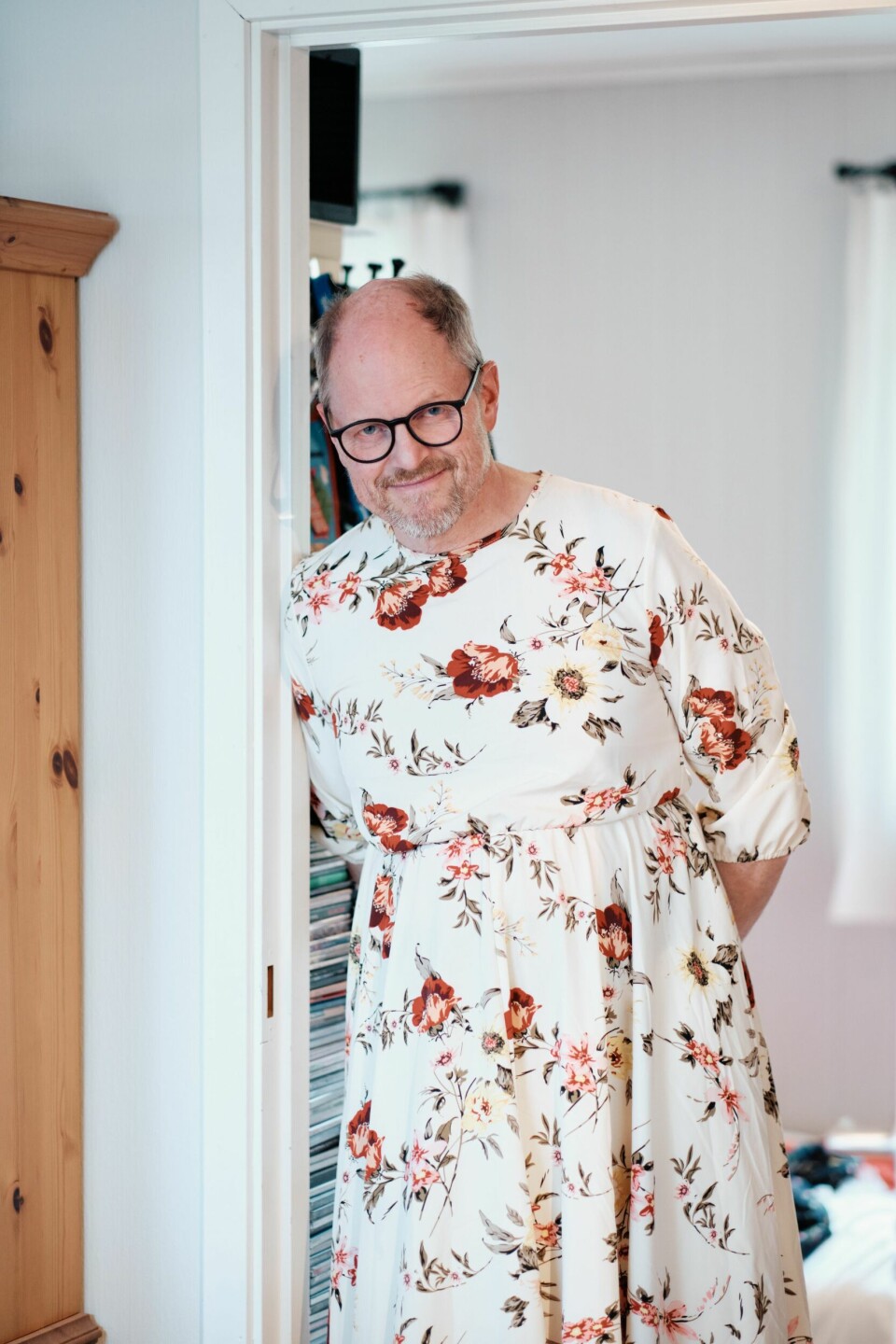 LYST TIL SOMMEREN: En av Morten Karlsens favorittkjoler. Lys og lett. Han har rundt regnet 70 kvinneantrekk i skapene. Nå mangler det bare to – brudekjole og ballkjole.