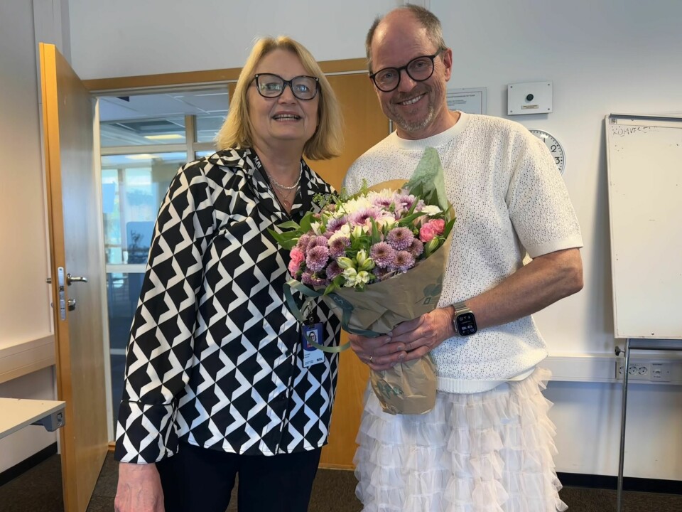 PÅ JOBB: Morten Karlsen feires i anledning 60-årsdagen på arbeidsplassen sin, her sammen med sjef Merete Verstad. Ledelsen i NRK har gått med på at reporteren møter i kvinneklær på jobb.