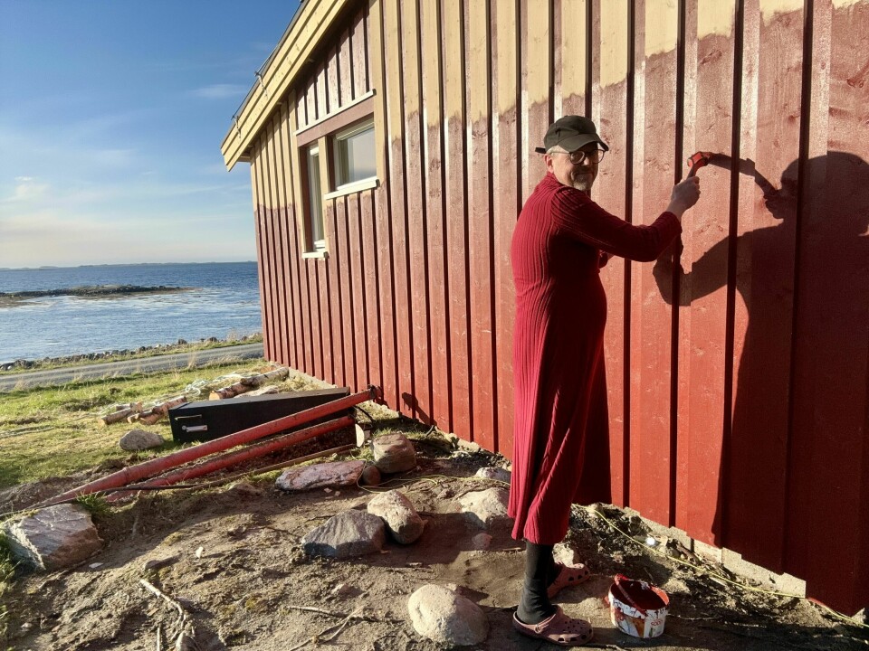 MALERANTREKK: På hytta venter det alltid mye vedlikeholdsarbeid. Og Morten mener helt oppriktig at å male husvegger i kjole er det enkleste og mest praktiske.