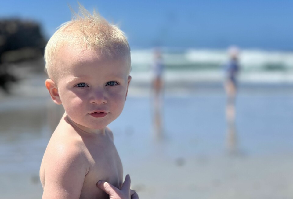FAMILIENS LILLEGUTT: 1,5 år gamle Logan trives godt i vannet.