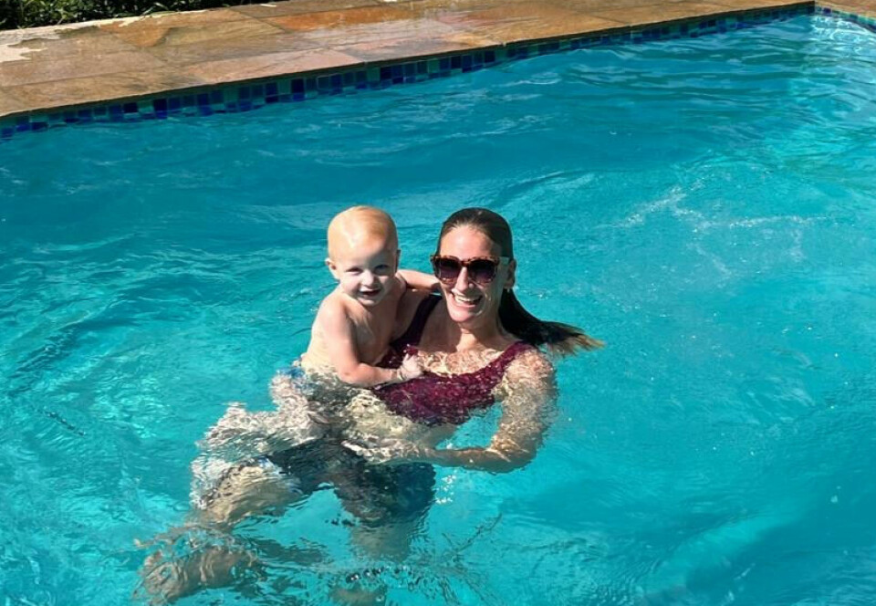 GLEDE I VANN: Familien bor halve året i Zambia, og utenfor huset har de et basseng som barna kan boltre seg i. Det var her ulykken skjedde.