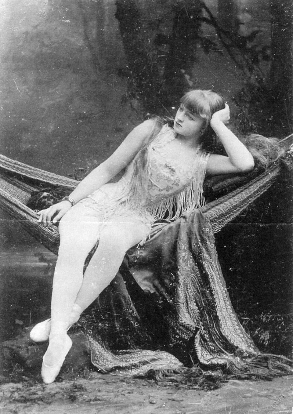 DYKTIG: Elvira var blant Europas mest ettertraktede sirkusartister. Hun var ung, vakker og dyktig både som linedanser og sjonglør. Hun levde et beskyttet liv med en mor som voktet over henne. Hun var uerfaren med menn, og Sixten var hennes første kjæreste.