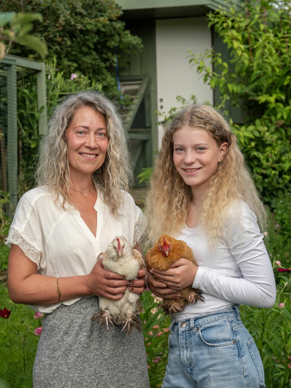 DYREGLADE: Stina og Ronja er glade i liv i hagen. – Hønene er overraskende sosiale. De følger ofte etter oss når vi holder på her ute. De vil være med på det som skjer.
