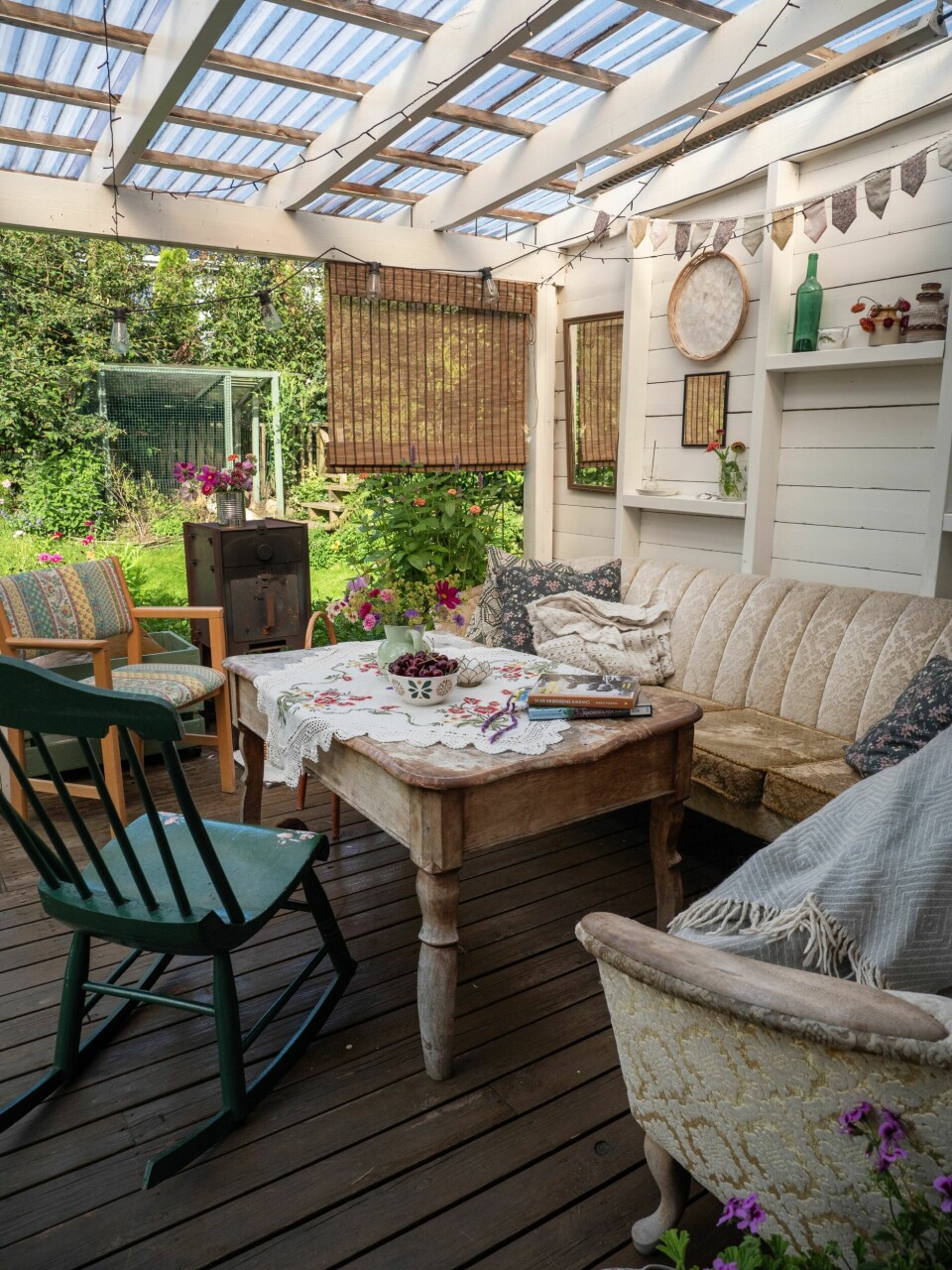 UTESTUE: Taket over verandaen gjør at sonen nærmest huset kan brukes uansett hvordan været er.