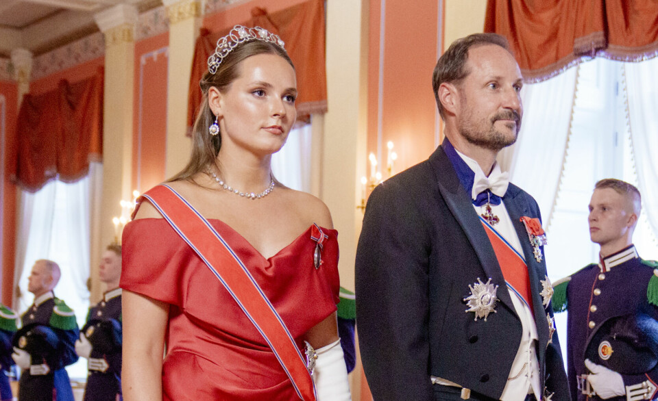 PÅ JOBB: Prinsesse Ingrid Alexandra og kronprins Haakon på vei inn til gallamiddagen på Slottet i anledning det franske presidentparets offisielle besøk til Norge. Ingrid Alexandra får fri fra offisielle oppdrag i årene som kommer. Foto: Stian Lysberg Solum / POOL / NTB