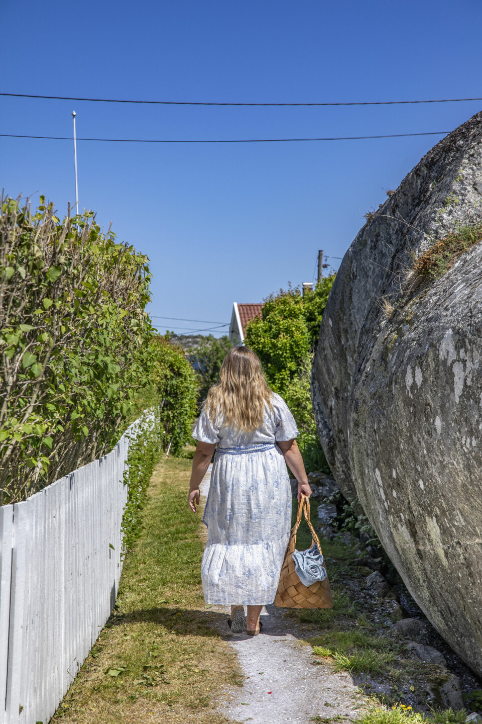 SPESIALLEVERING: Synnøve har gått den lille stien ned til bryggene og hentet ferske kanelboller. De har kommet med båt fra den koselige kafeen og butikken På Posten på øya Herføl.