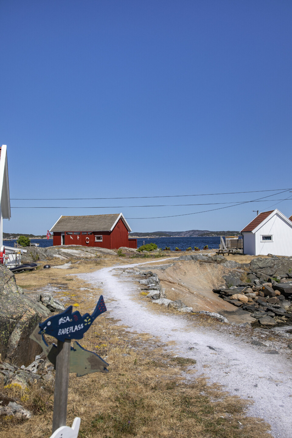 FINT FOR TUR: Det går mange små stier rundt på øya, og det er både badeviker og fiskeplasser som kan utforskes.