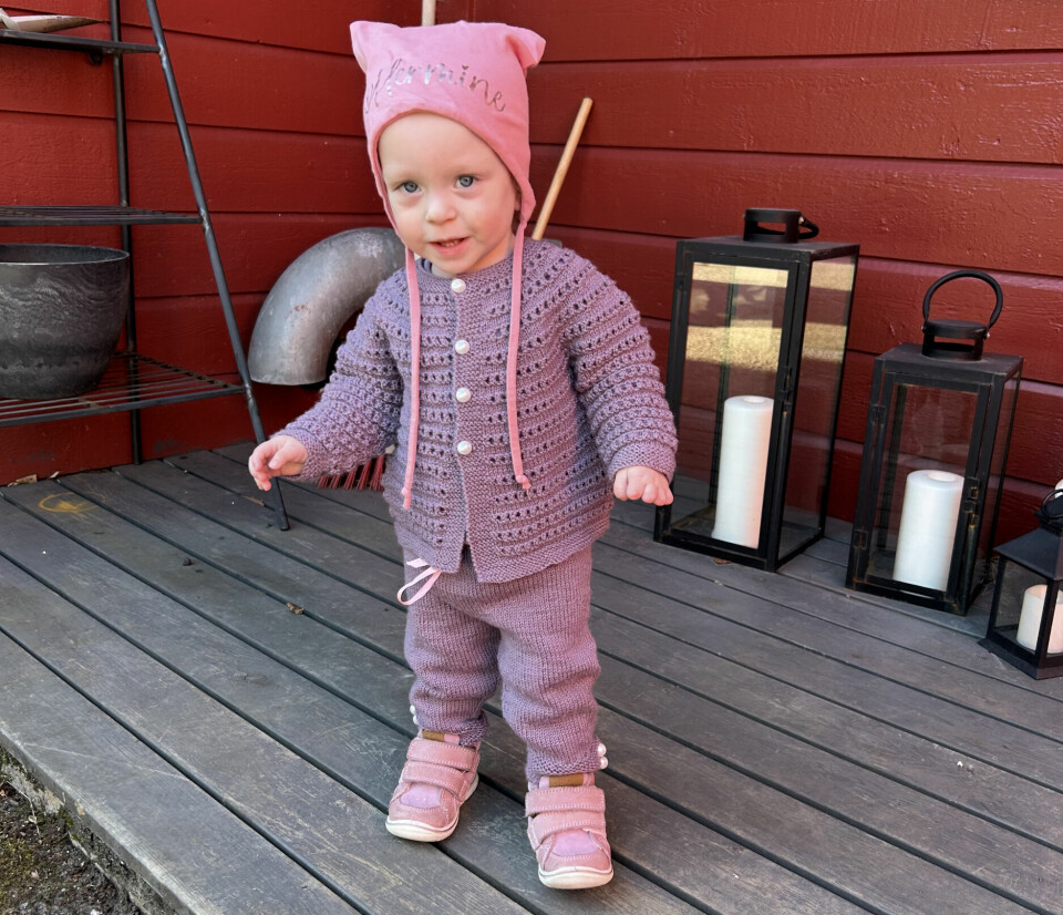 FRISK: Fingrene på venstre hånd mangler to ledd, men Hermine vokser opp som en frisk jente.