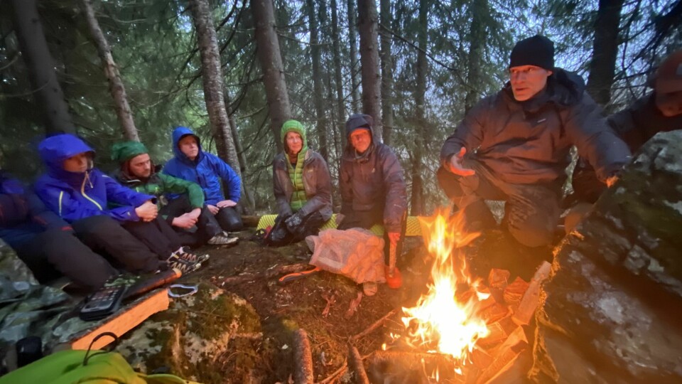LIVETS FLAMMER: Ved bålet skapes samhold, vennskap, håp, mening og livslyst. Her er alle velkomne, både de med tung og lett ryggsekk.
