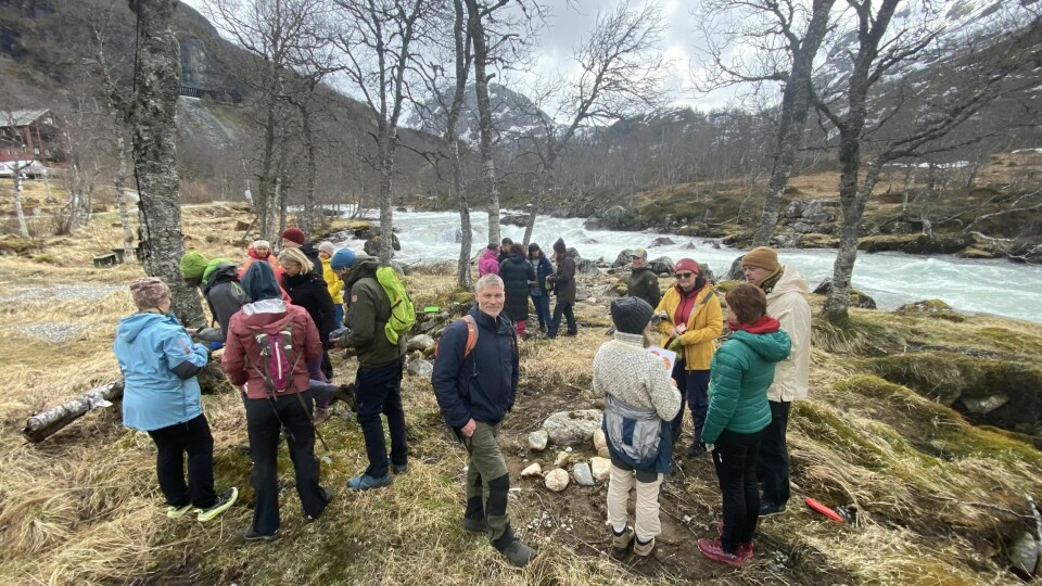 UTENDØRSTERAPI: Det var deltakere fra både kommunale behandlingstilbud og andre organisasjoner på kurs i utendørsterapi på Mjølfjell i Voss. Blant annet er Turistforeningen til stede for å se hvordan samarbeidet kan foregå i fremtiden. Utendørsaktiviteter sto naturlig nok på planen.