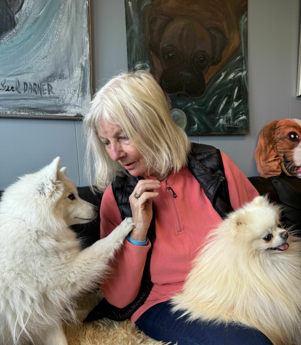 HENGIVENHET: Aino er mild og elskelig og mammas beste venn. Hun går ingen steder uten Marianne og er den som er mest hengiven av alle beboerne på Solplassen.