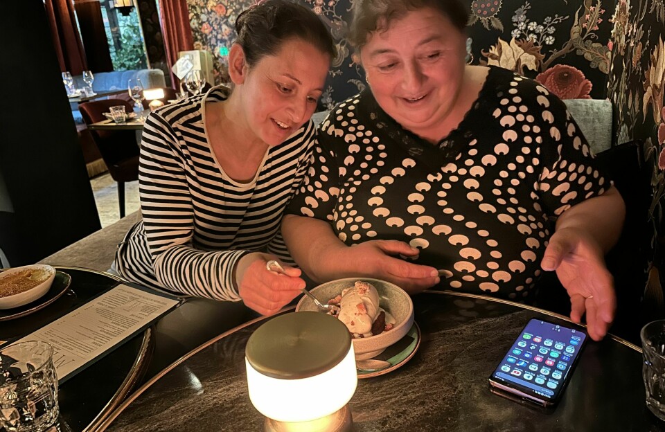 FØRSTE GANGEN: Søstrene Simone og Lidia har aldri vært på restaurant før. Når desserten kommer på bordet, må Lidia ta bilde for å sende til sin mann.