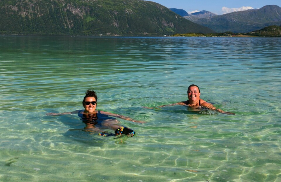 VARMT VANN: I en turkis bukt på Kvaløya nyter Lisa Møller og Bodil Kjelsup badelivet i solen.