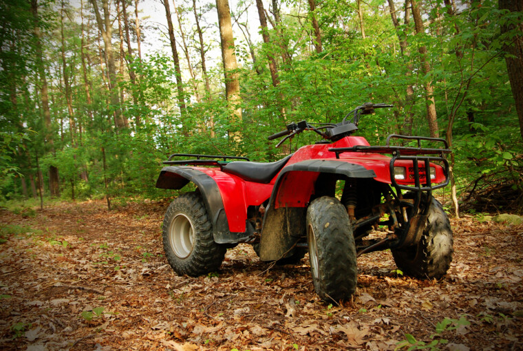 Nabo nekter oss å kjøre med firehjulingen