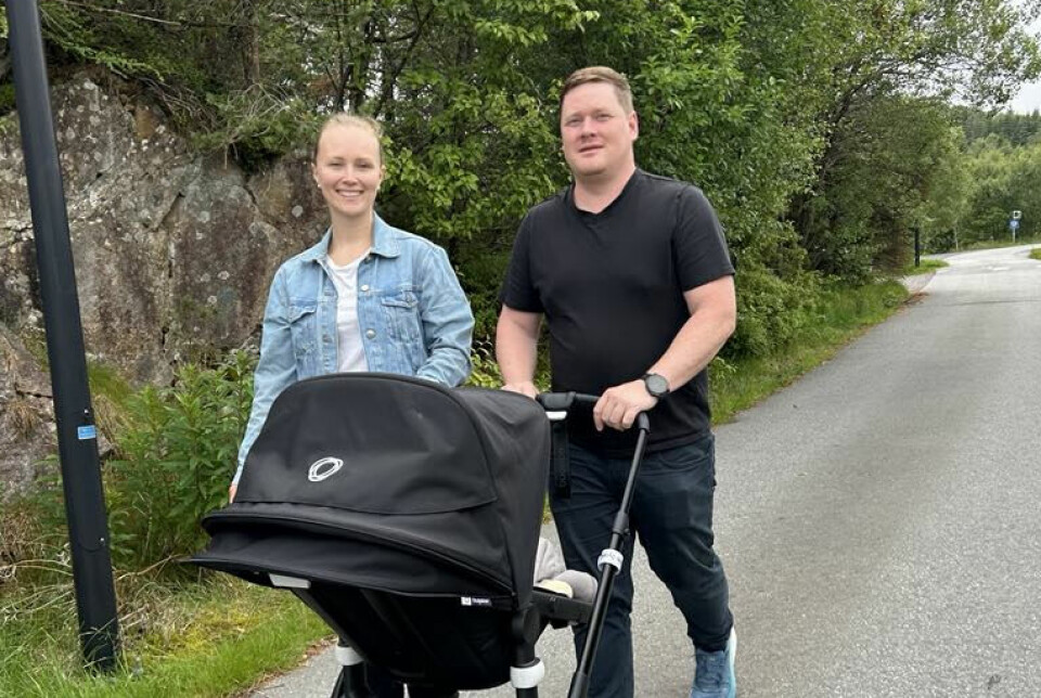 UNG BESTEFAR: Familien har vært en viktig støtte for Victoria gjennom prosessen. Her er hun på trilletur med pappa og bestefar, Ronny (36).