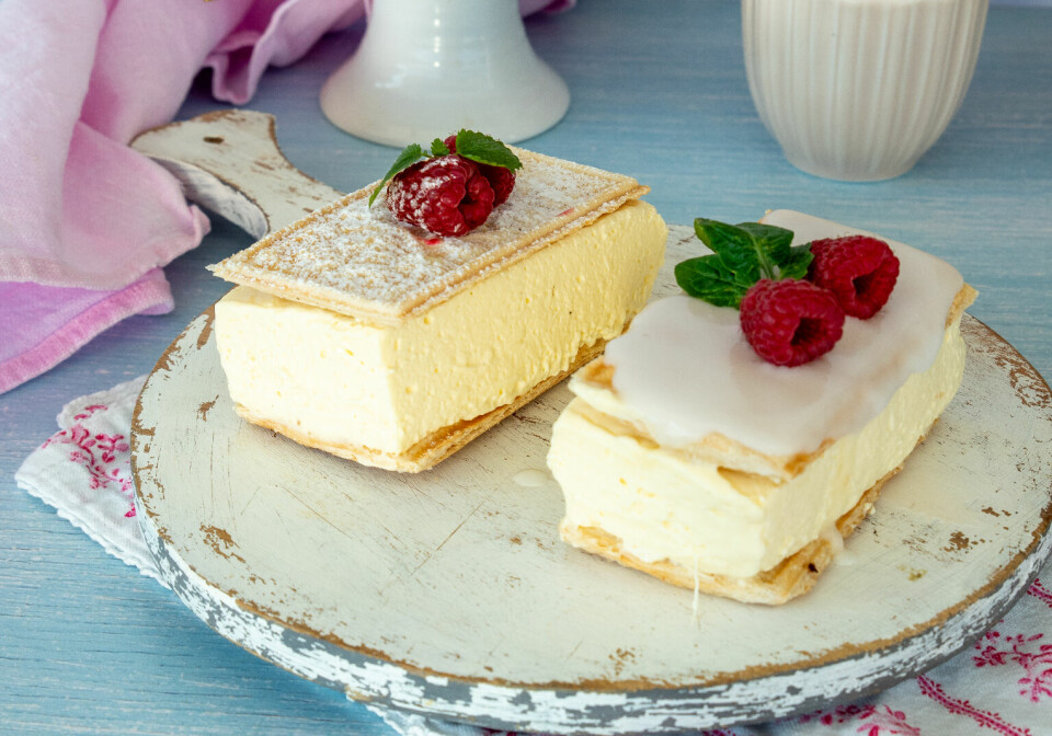 HJEMMELAGET NAPOLEONSKAKE: Den silkemyke vaniljekremen smaker nydelig mellom lag av knasende butterdeig toppet med søt melisglasur.