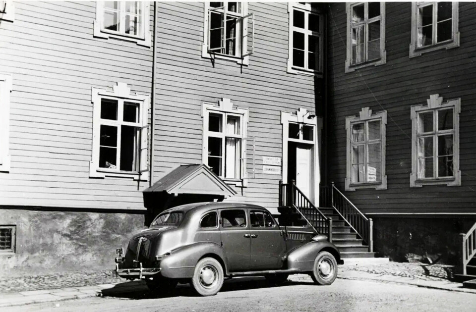 NAZI-BIL: Politiminister Jonas Lie disponerte statspolitiets Cadillac La Salle, opprinnelig innkjøpt til Utrykningspolitiet. Henrik Olsen ble beordret som sjåfør. Dermed kunne Olsen og Leif Kristian Føsker bruke NS-toppens bil til å smugle flyktninger til svenskegrensen.