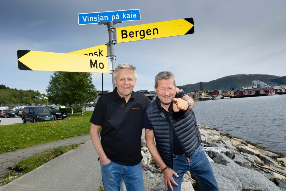 ET LIV I MUSIKKEN: Ved Vinsjan på kaia-skiltet i Namsos blir de stående et øyeblikk. Det er rørende for dem å tenke på at musikken deres har betydd mye for mange.