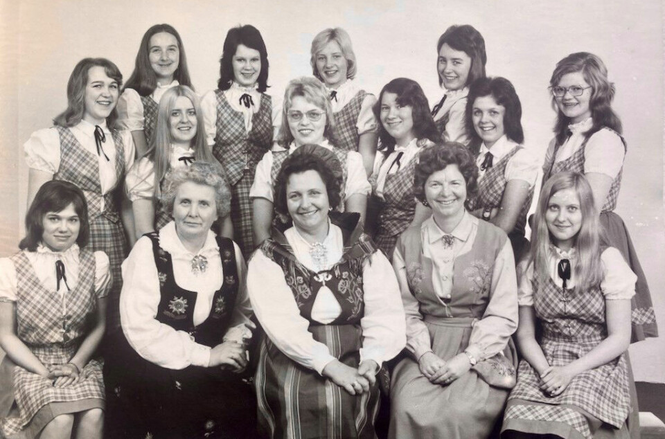 1974-KULLET: Margit Hansen-Krone (nr. 3 fra v. i første rekke) sammen med 12 blide uniformskledde elever.