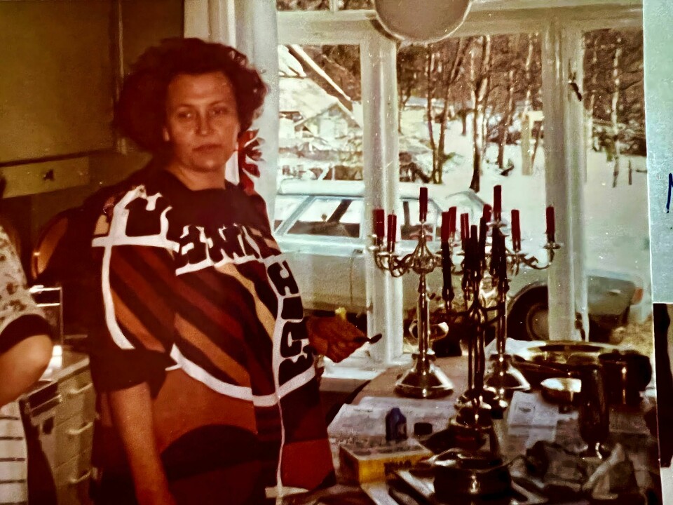 TRAVEL: Margit Hansen-Krone hadde mange jern i ilden, både som lærer og som stortingspolitiker. Her hjemme på eget kjøkken i 1976 hvor hun lærte elevene hvordan få lysestakene til å skinne.