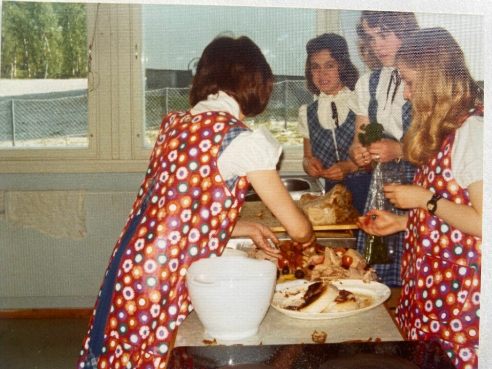 FARGERIK: Elever fra 1974-kullet i Nordreisa forbereder maten.