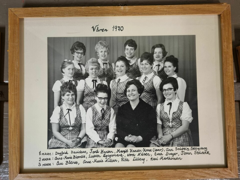 NØYSOMHET: Margit Hansen-Krone (nr. 3 fra v. i første rekke) startet husmorskole i hjemkommunen Nordreisa i 1964. Der var det nøysomhet som stod i fokus. Å kaste mat var utenkelig.