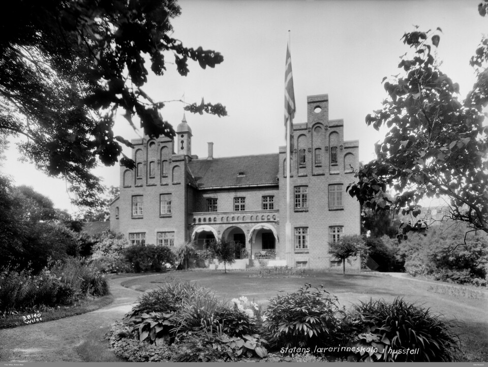 SOM ET SLOTT: Statens lærerinneskole i husstell ble åpnet i 1909. Her ble de som ønsket å jobbe som lærere på landets mange husmorskoler utdannet. Skolen lignet et slott og de som var blitt uteksaminert her, hadde høy status.