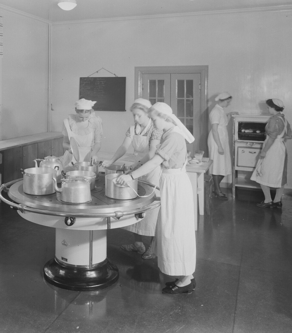 ALLSIDIG UTDANNELSE: På 1950-tallet fantes det over seksti husmorskoler her i landet. De fleste kunne tilby kurs på fem eller ti måneder, og studentene bodde ofte på internat. For å bli godkjent som lærer på en Husmorskole, måtte du har gått på Statens lærerindeskole i husstell på Stabekk i Bærum.