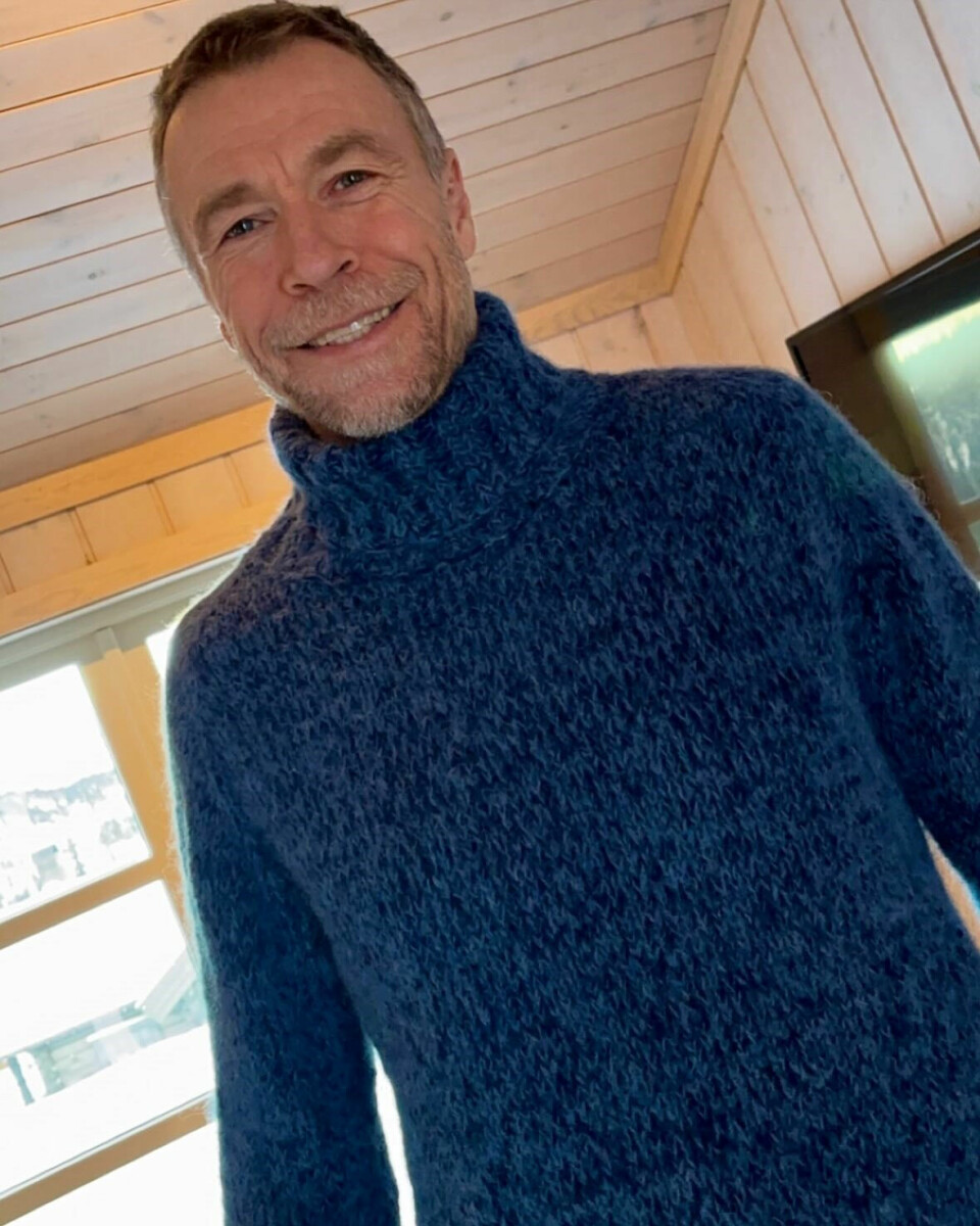FORNØYD: Vår Staude har strikket en flott genser til samboeren, Knut Holmann.