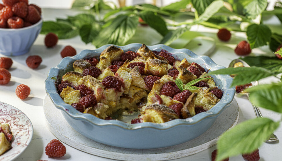 BRØDPUDDING MED BÆR: Tradisjonsrik dessert kjent fra mange lands kjøkken