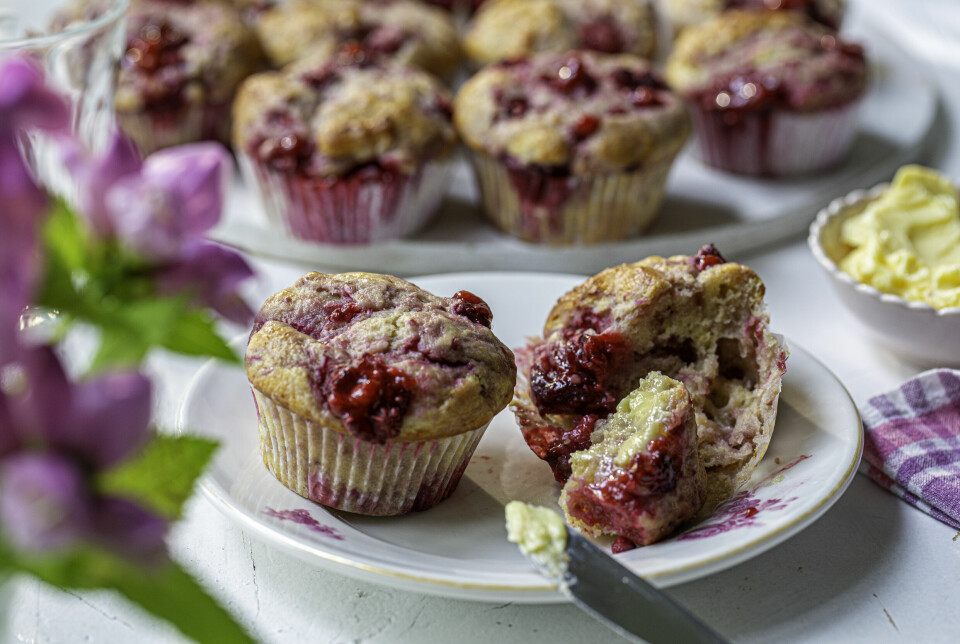 MUFFINS: Saftige bringebær- og sitronmuffins er perfekte om sommeren.